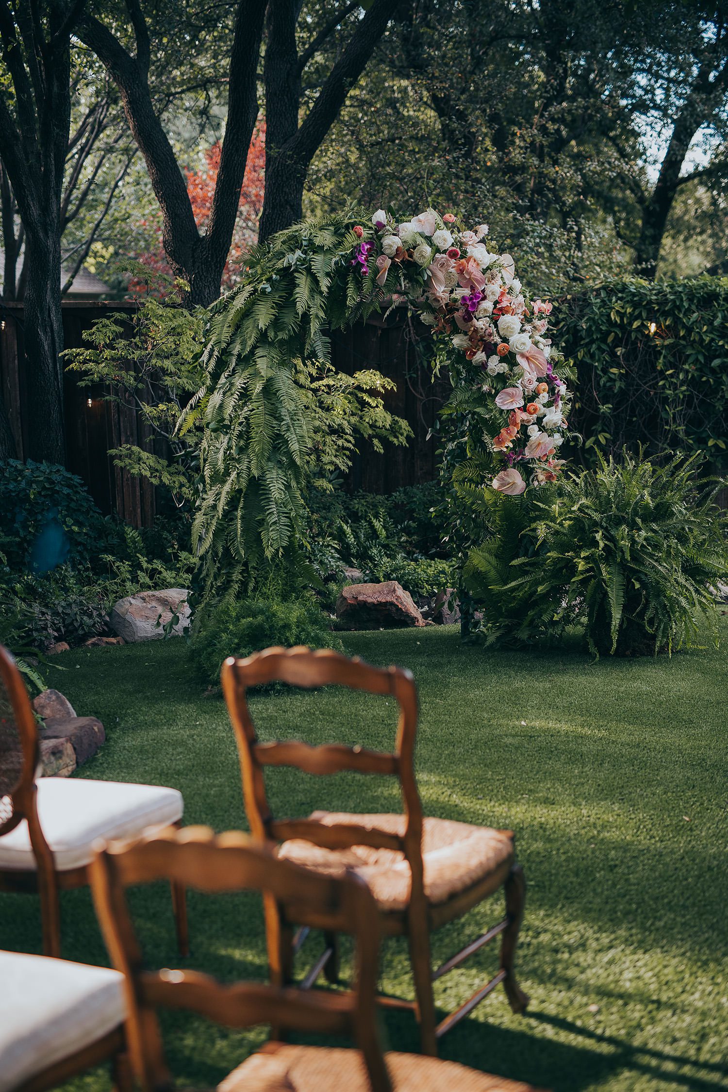 intimate backyard wedding decor