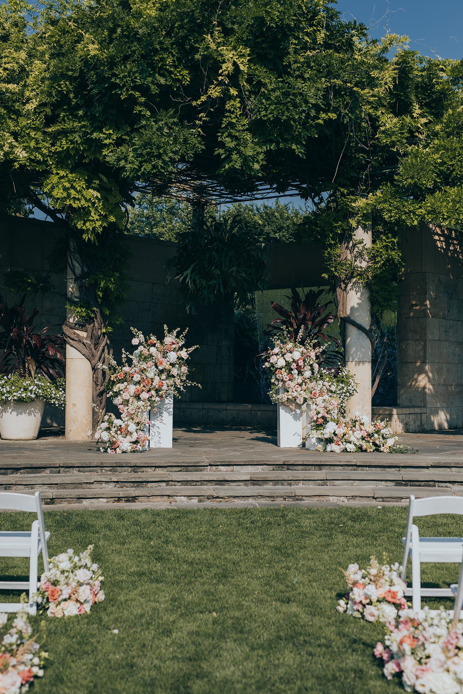 wedding photographer at the dallas arboretum